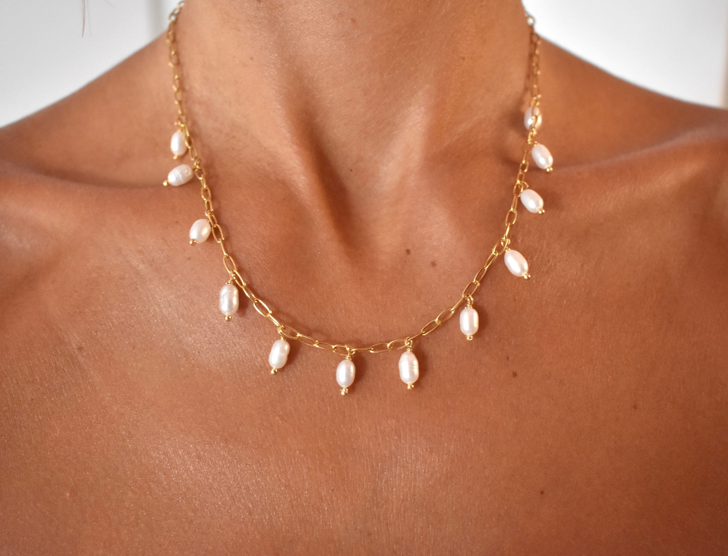 Girocollo con perle naturali pendenti